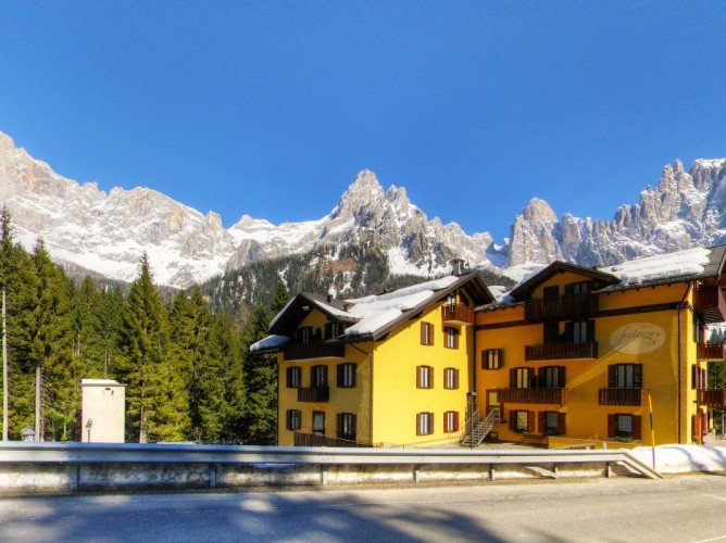 Hotel Fratazza - Veduta esterna dell'Hotel con Dolomiti innevate sullo sfondo