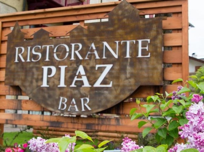 Hotel Piaz - Insegna all'ingresso del ristorante e del bar