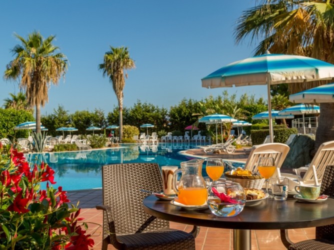 Villaggio Hotel Club Bahja - Offerte Villaggio Club Bahja a Paola Cosenza colazione bordo piscina
