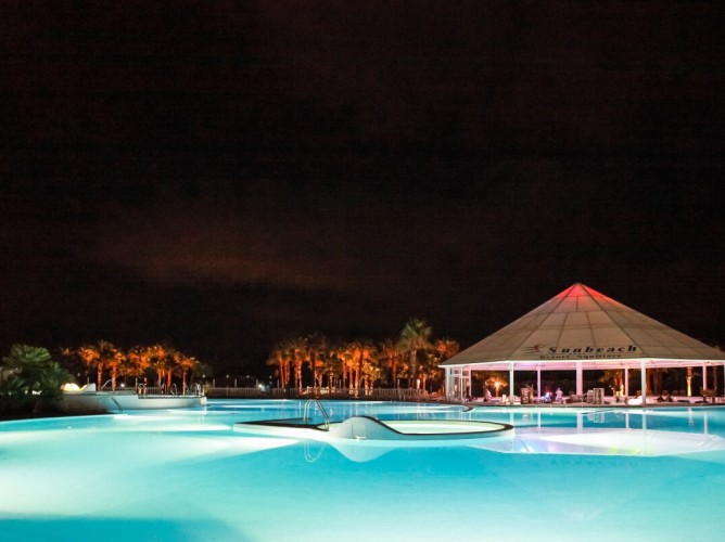 Club Esse Sunbeach - Club Esse piscina cassiodoro by night 2