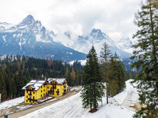 Hotel Fratazza - Panoramica esterna dell'hotel con paesaggio innevato