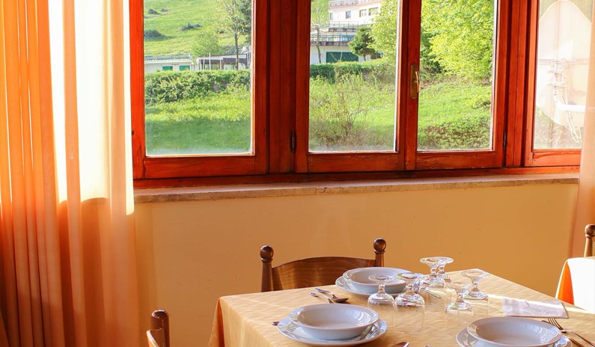 Apulia Hotel Europa Gran Sasso - Dettagli tavolo in sala da pranzo