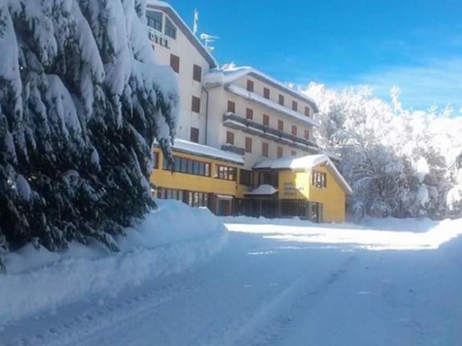 Apulia Hotel Europa Gran Sasso - Veduta della struttura periodo invernale