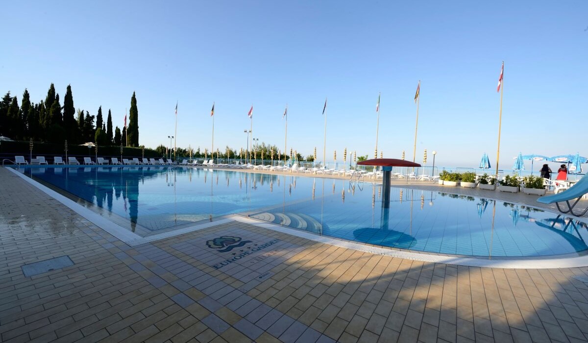 Apulia Hotel Europe Garden Residence - Dettagli bordo piscina panoramica semi olimpionica 