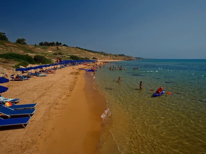 Villaggio L'Oasi - Spiaggia di Sabbia Rossa