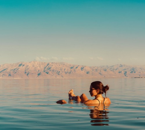 Veduta della costa Giordana del Mar Morto un lago salatissimo ed il luogo più basso della terra
