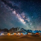 La Via Lattea sopra il deserto rosso del Wadi Rum in Giordania