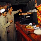 Cucina tipica beduina a base di carne e verdure preparata nelle tende nel deserto del Wadi Rum in Giordania