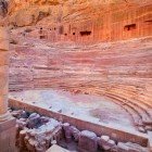 Vista dell'antico anfiteatro nella città di Petra, Giordania