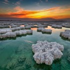 Spettacolare alba sui cristalli di sale del Mar Morto sulle sponde giordane