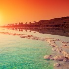 Spettacolare alba sulle rive del Mar Morto in Giordania