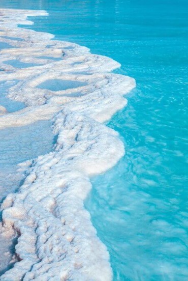 Spettacolare condensazione di sali sulle coste del Mar Morto in Giordania