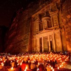 Al Khazneh conosciuto come "il Tesoro" nell'antica città di Petra di notte