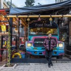 Un ristorante alla moda sulla vivace, colorata e sinuosa Rainbow Street nel centro città, nel quartiere di Jabal.