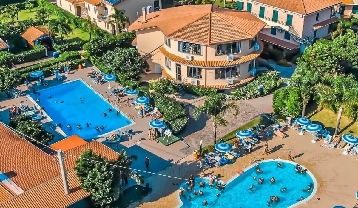 Club Esse Aquilia Beach Village - Vista aerea delle due piscine della struttura