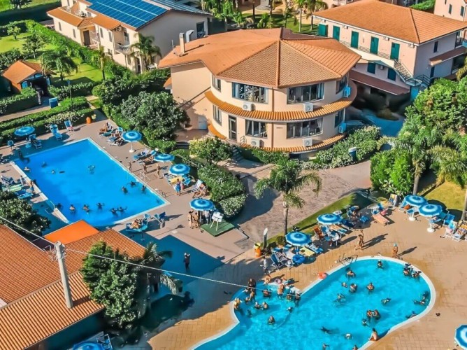 Villaggio Aquilia Resort - Vista aera con dettagli delle piscine