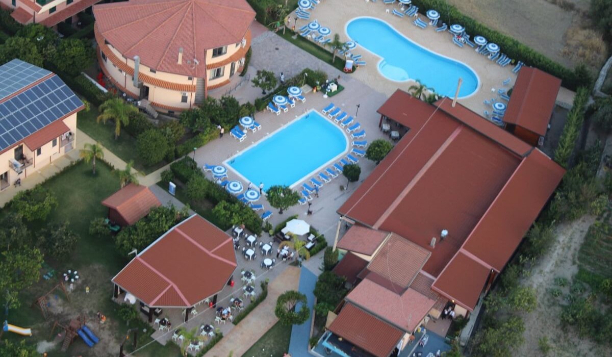 Villaggio Aquilia Resort - Veduta dal drone delle due piscine della struttura di cui una per bambini