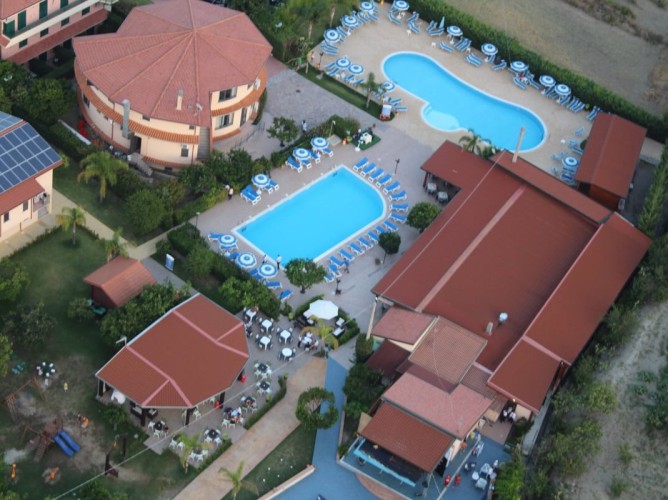 Villaggio Aquilia Resort - Veduta dal drone delle due piscine della struttura di cui una per bambini