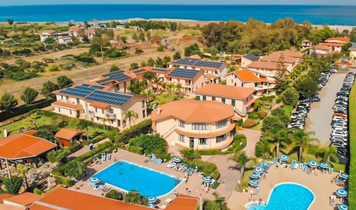 Club Esse Aquilia Beach Village - Vista aera con dettagli delle piscine