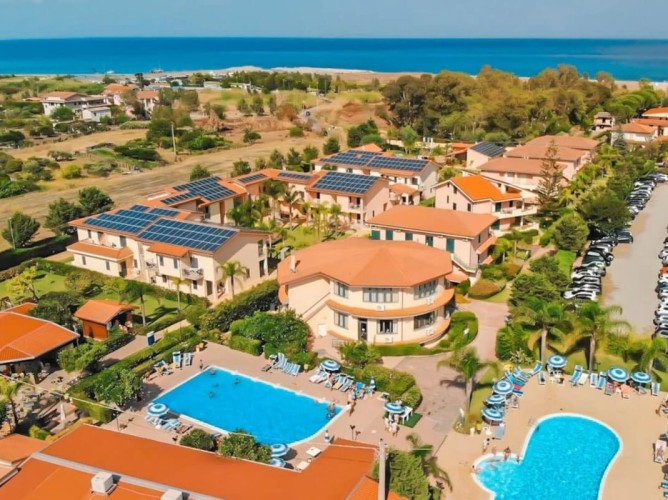 Club Esse Aquilia Beach Village - Vista aera con dettagli delle piscine