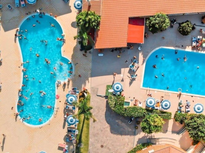 Villaggio Aquilia Resort - Vista aerea delle due piscine della struttura