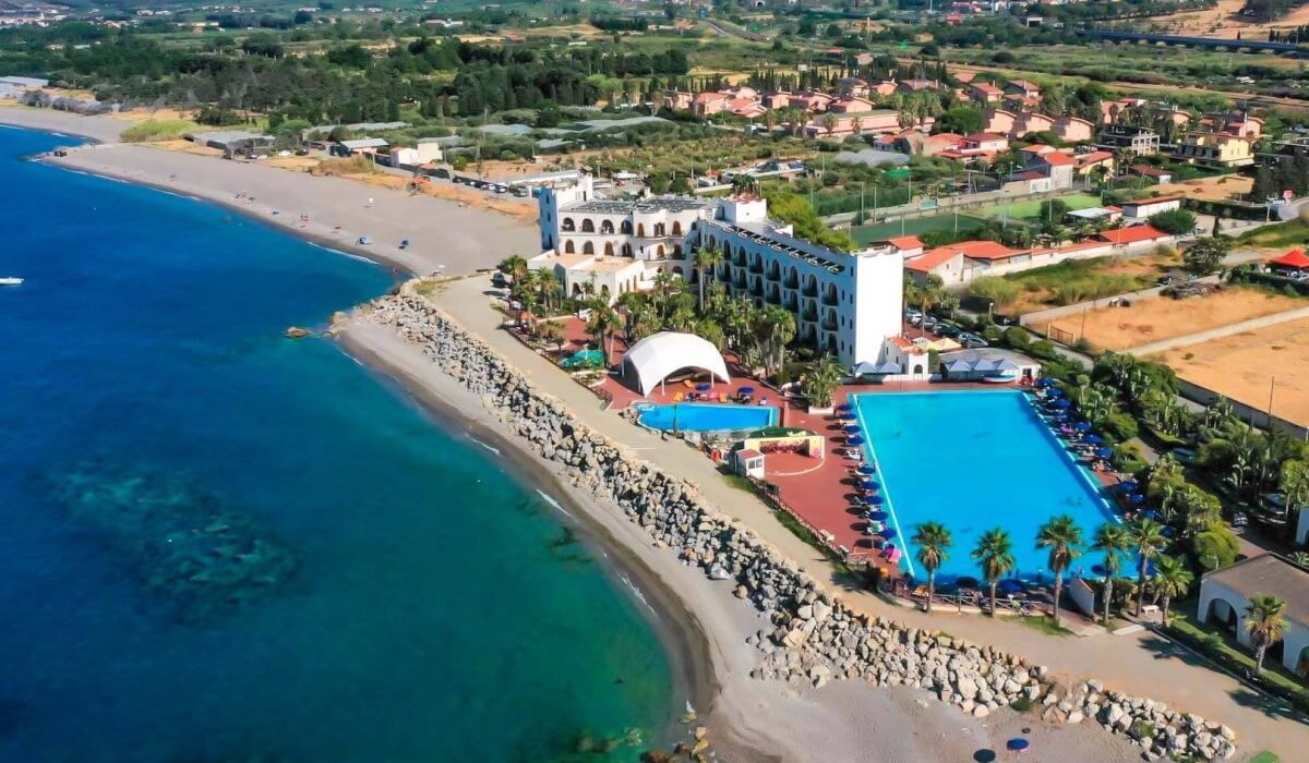 Hotel Club La Playa - Veduta delle piscine e della spiaggia dal drone