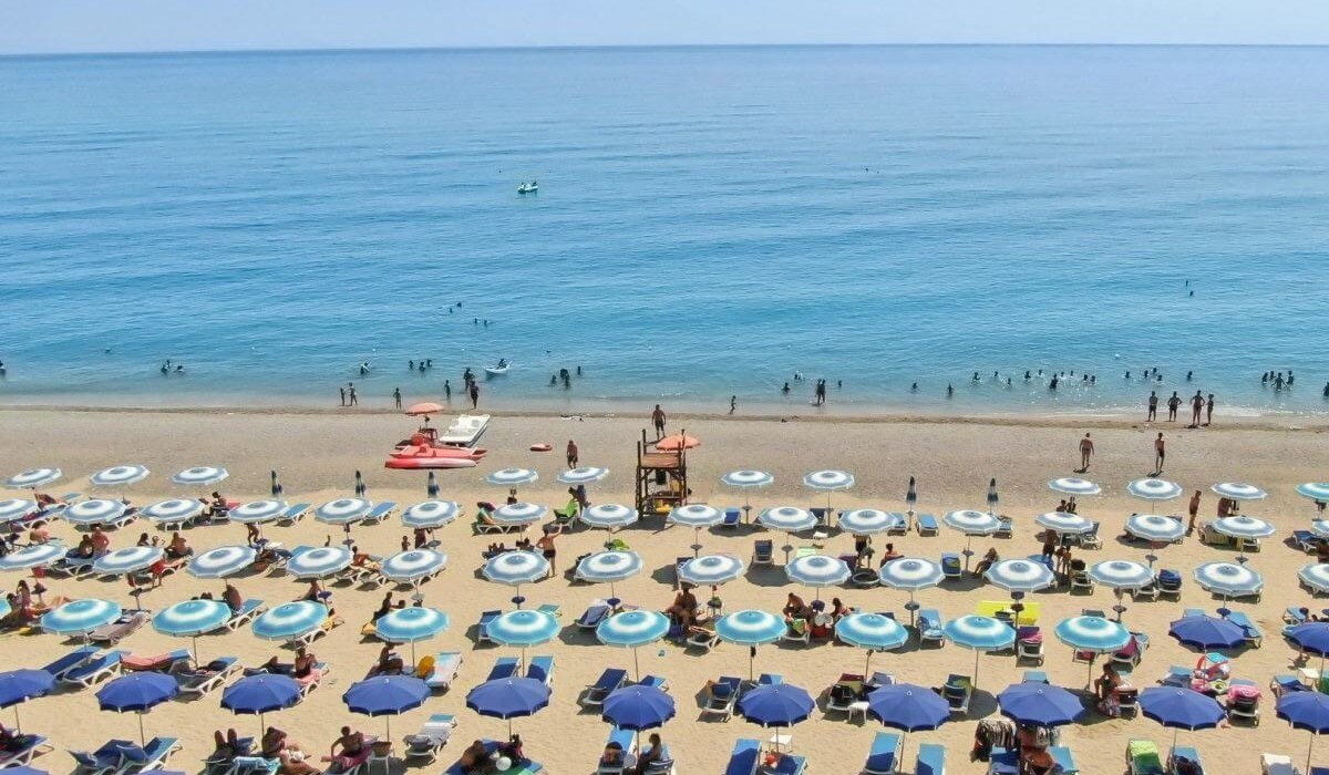 Villaggio Aquilia Resort - La spiaggia del Villaggio Aquilia a Marina di Badolato vista dal drone