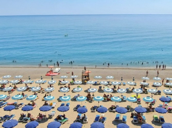 Villaggio Aquilia Resort - La spiaggia del Villaggio Aquilia a Marina di Badolato vista dal drone