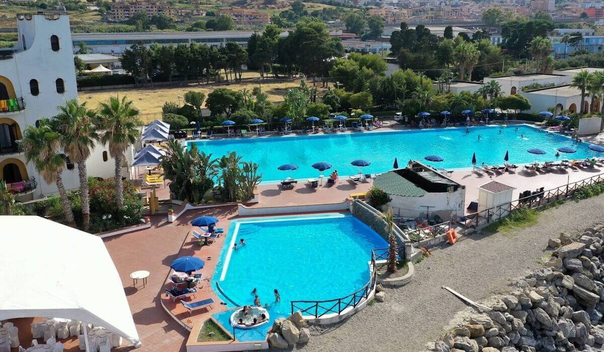 Hotel Club La Playa - Veduta dal drone delle due piscine dell'Hotel Club La Playa a Marina di Patti