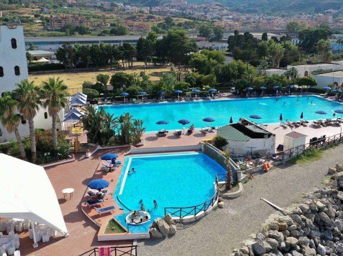 Hotel Club La Playa - Veduta dal drone delle due piscine dell'Hotel Club La Playa a Marina di Patti