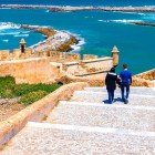 Passeggiata con vista oceano sui bastioni della Kasbah di Udayas a Rabat 