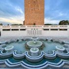 Affascinante fontana in stile arabo sulla piazza della Torre di Hassan a Rabat