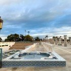 Viali e fontane in stile arabo con mosaici sulla piazza della Torre di Hassan a Rabat