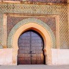 Dettagli della Porta Bab Mansour e Piazza El Hedime a Meknes, Marocco