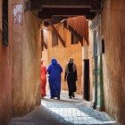 Donne a passeggio nelle strette vie della Medina di Meknes in Marocco