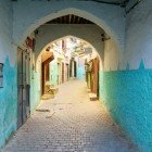 Architetture tipiche dei vicoli colorati nella Medina della Città Santa di Moulay Idriss