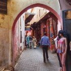 Shoping nei tipici negozi delle stradine della Medina di Meknes