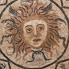 Mosaico della testa di medusa nella casa di Orfeo presso le antiche rovine della Città di Volubilis in Marocco