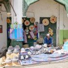 Tipico negozio di prodotti locali nella Medina della città di Moulay Idriss in Marocco