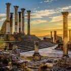 Suggestiva veduta delle colonne romane della antica città di Volubilis antica capitale della Mauritania