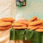 Vendita del tipico pane arabo in un vicolo della Medina della Città Sacra di Moulay Idriss