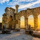 Volubilis considerata l'antica capitale del regno di Mauretania è una città berbera parzialmente scavata, situata vicino alla città di Meknes in Marocco