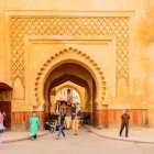 Architettura araba di una porta di ingresso della vecchia Medina di Fes in Marocco