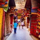 Negozio artigianale di tappeti nelle stradine della vecchia Medina di Fes in Marocco