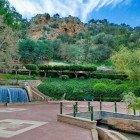 Giardini con corsi di acqua e piccole cascate nella Città di Beni Mellal in Marocco