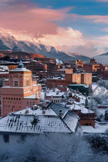 Città di Ifrane nella catena montuosa del Medio Atlante in Marocco