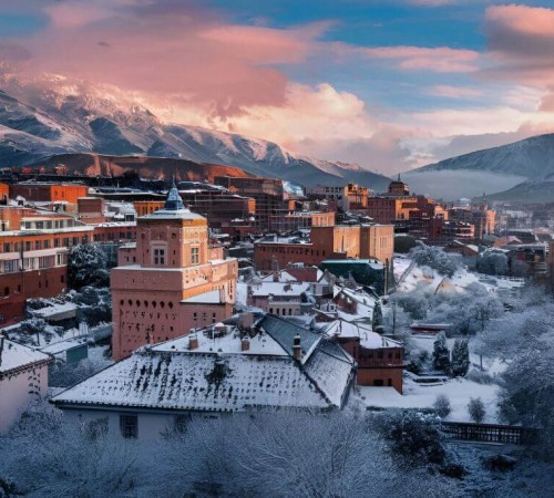 Città di Ifrane nella catena montuosa del Medio Atlante in Marocco