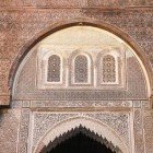 Dettagli della facciata della Madrasa con un minareto a Fes, l'ultima madrasa ad essere costruita dai Merinid