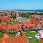 Foto dal drone della piccola città di Ifrane nel cuore della catena montuosa del Medio Atlante in Marocco