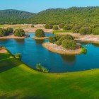 Foto aerea di Ifrane, piccola città in Marocco, un paradiso nel mezzo dell'Atlante